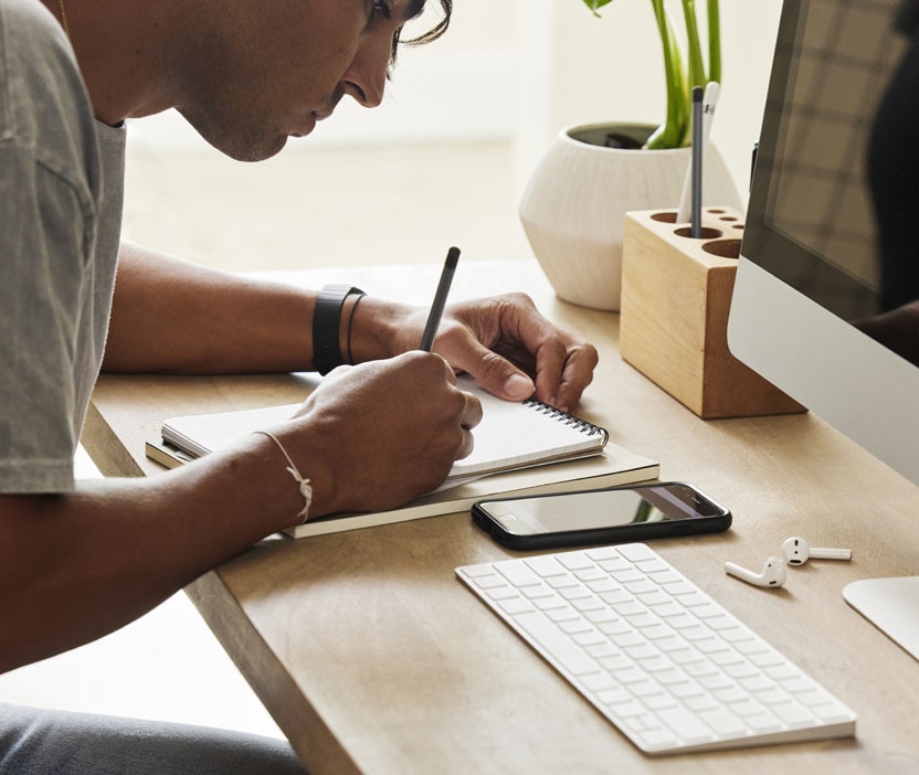 A man jotting down notes about private browsing.