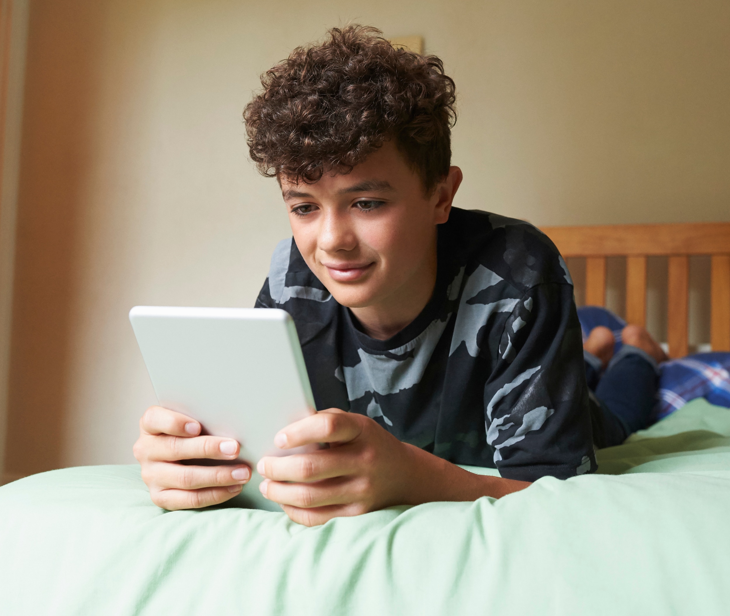 Growing up connected: parenting in the age of AI and cyberbullies 