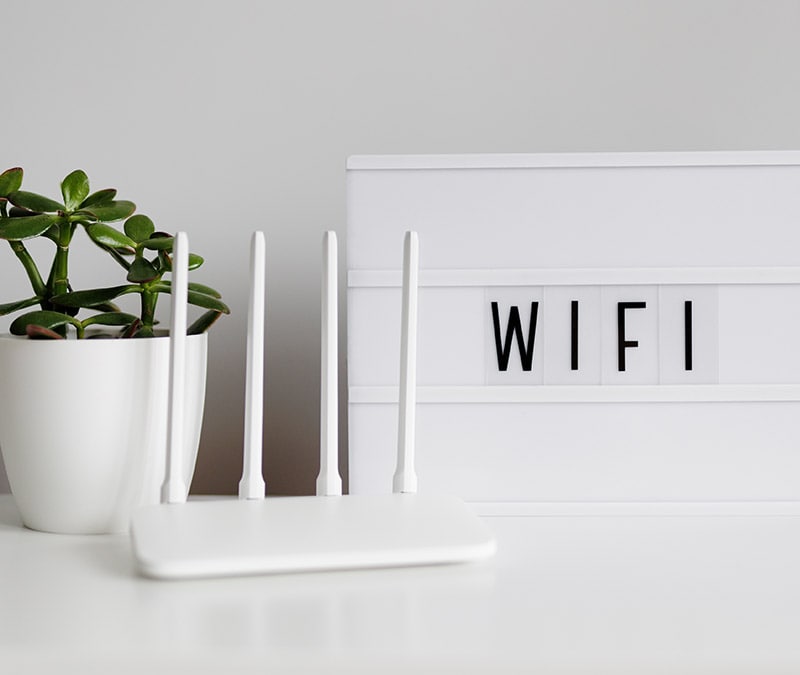 Illustration of a wi-fi router on table.